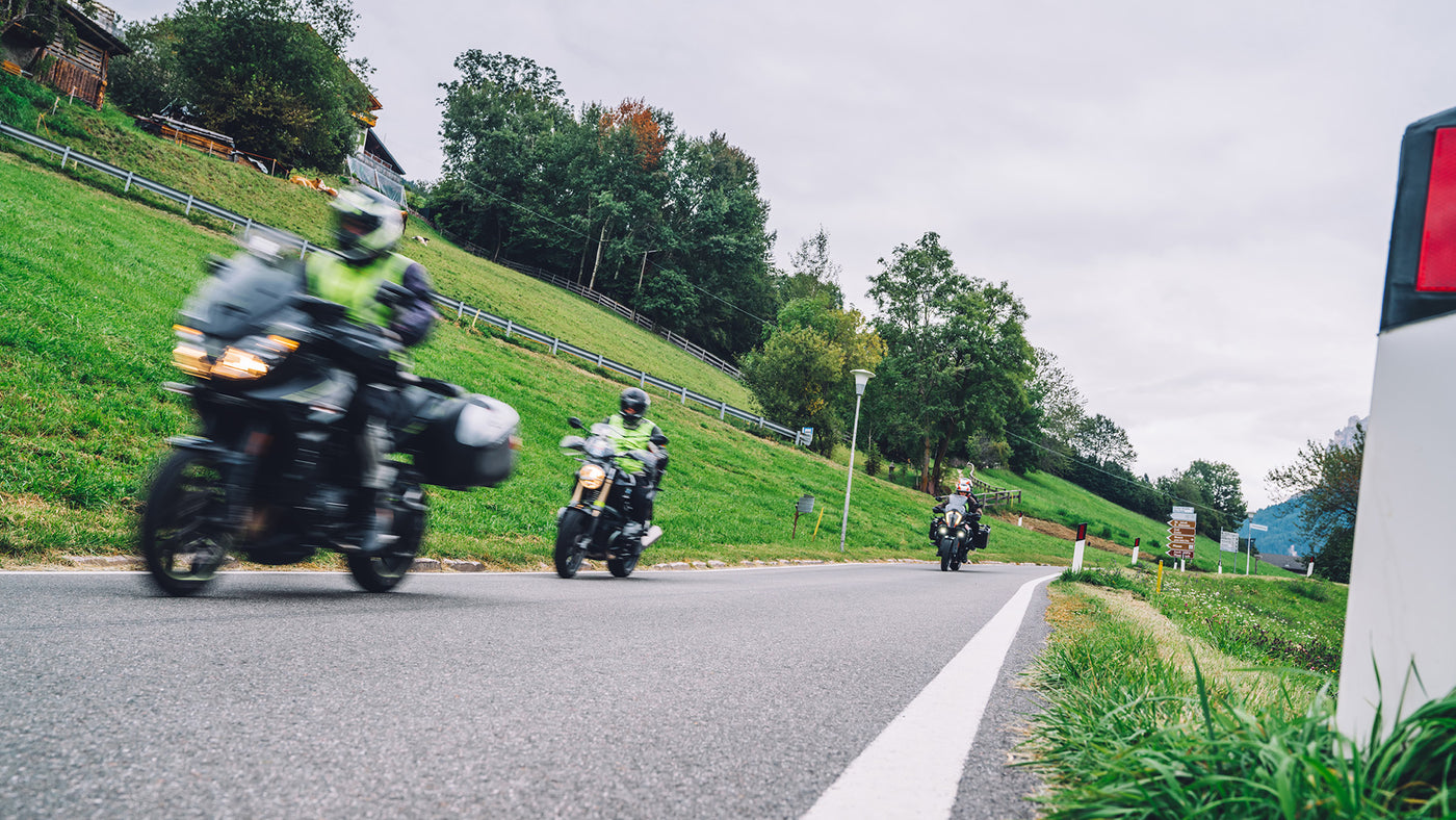 Cómo conducir tu moto con seguridad en carreteras de montaña y climas extremos